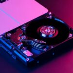 arreglo-computadora-portatil-disco-duro-angulo-alto_23-2149417022